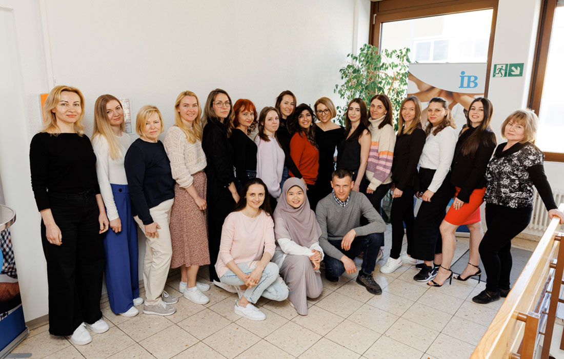 Das Team des IB Sprachen Reutlingen vor einer hellen Wand.